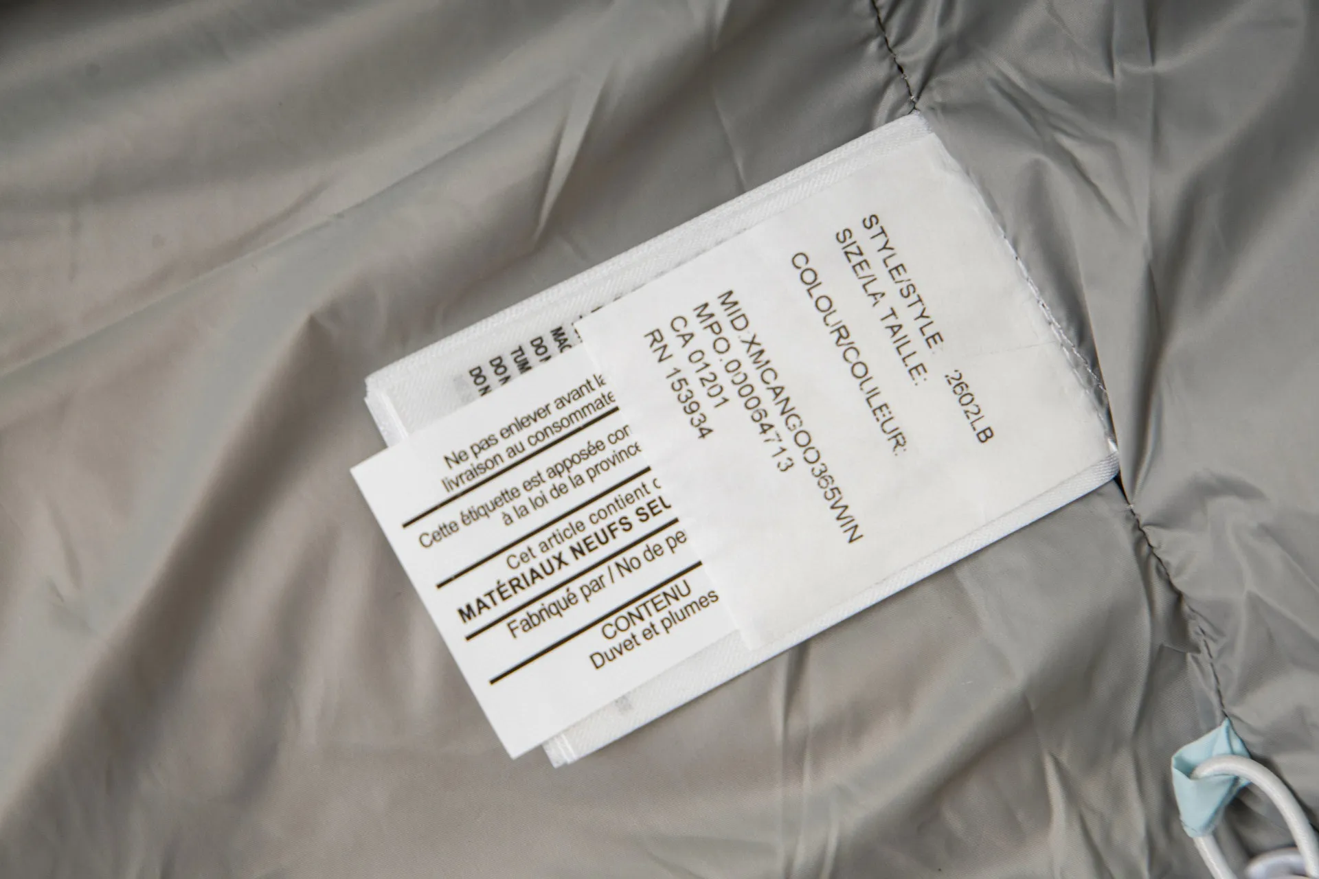 P770 model number: G124 Canada Goose PASTELS series new Parker couple's hooded down jacket 1️⃣The fabric is made of soft EnduraLuxe fabric, which enhances the durability of easy-to-wear parts, is lightweight and durable; the inner liner is made of anti-velvet gallbladder, which is comfortable and soft without velvet. It has a detachable hood, can be adjusted in two directions, and is also filled with down, which brings greater softness and wrapping around the head and neck, and is full of warmth. This parka features white trim on the back and sides, and the hardware locks are all original and custom-made to match the muted fabric color. Goose label: The official website’s new series of silicone material labels, non-embroidery labels. 2️⃣It is very youthful and energetic, and can be easily worn by both men and women. It is very in line with the fashion aesthetic concepts of today's young people! 3️⃣ A full set of customized accessories, complete with three standards, same style for men and women, a must-have for couples! Color: black, white, pink, stone gray, water-soluble blue Size: XS, S, M, L